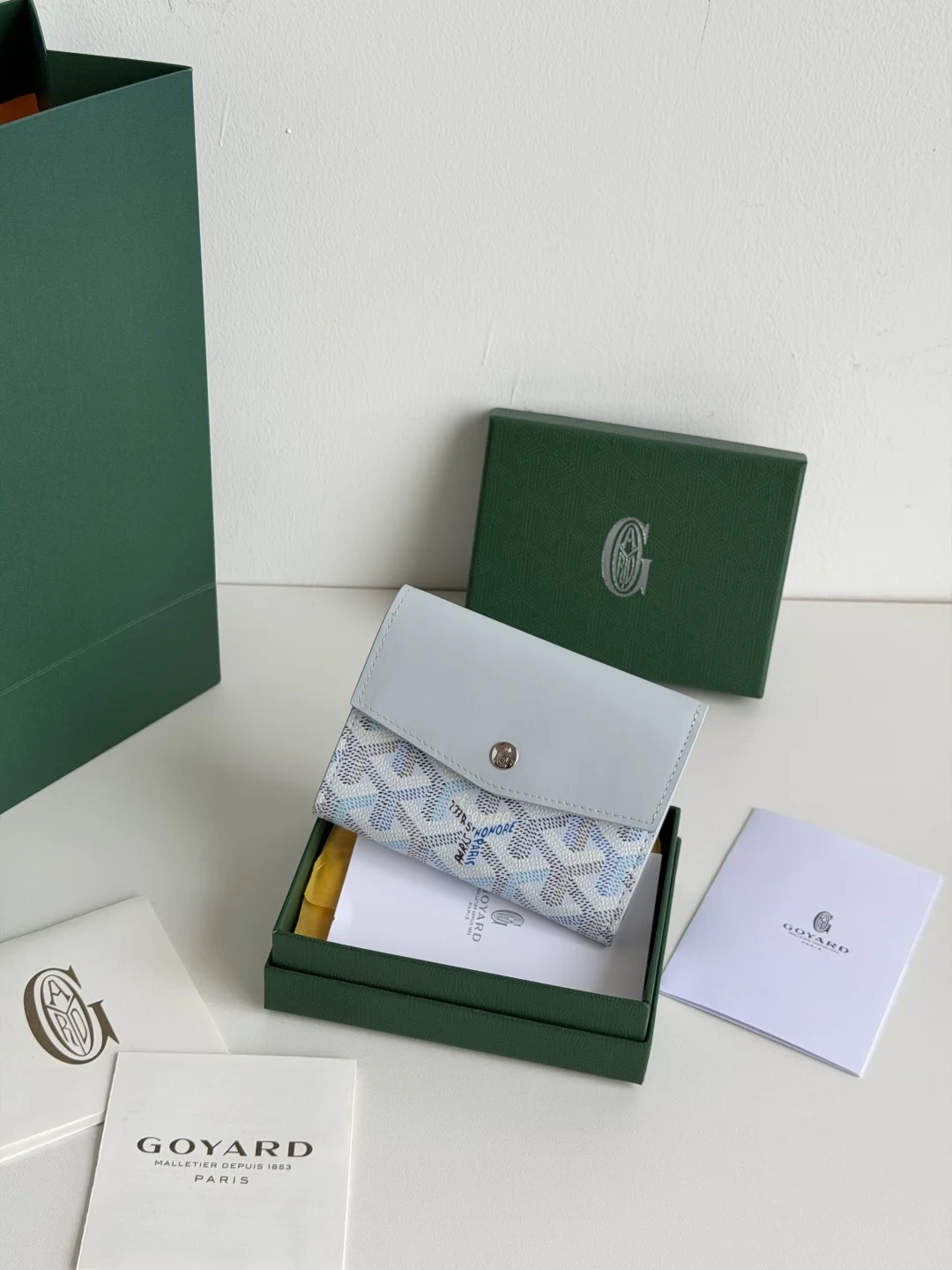 原单戈雅钱包|高仿戈雅钱包|精仿戈雅钱包|一比一戈雅钱包新增彩色-新品Saint-Gabriel 是由Goyardine 帆布配头层小牛皮精心制作而成的独特的信封状三折包 采用轻巧紧凑的形式 具备大型包的所有功能 6个卡槽 2个口袋和纸币夹 方便归纳存取 包身轻便小巧 可轻松随包携带 内部 山羊皮衬里尺寸 12×2.5×9.3cm编号 