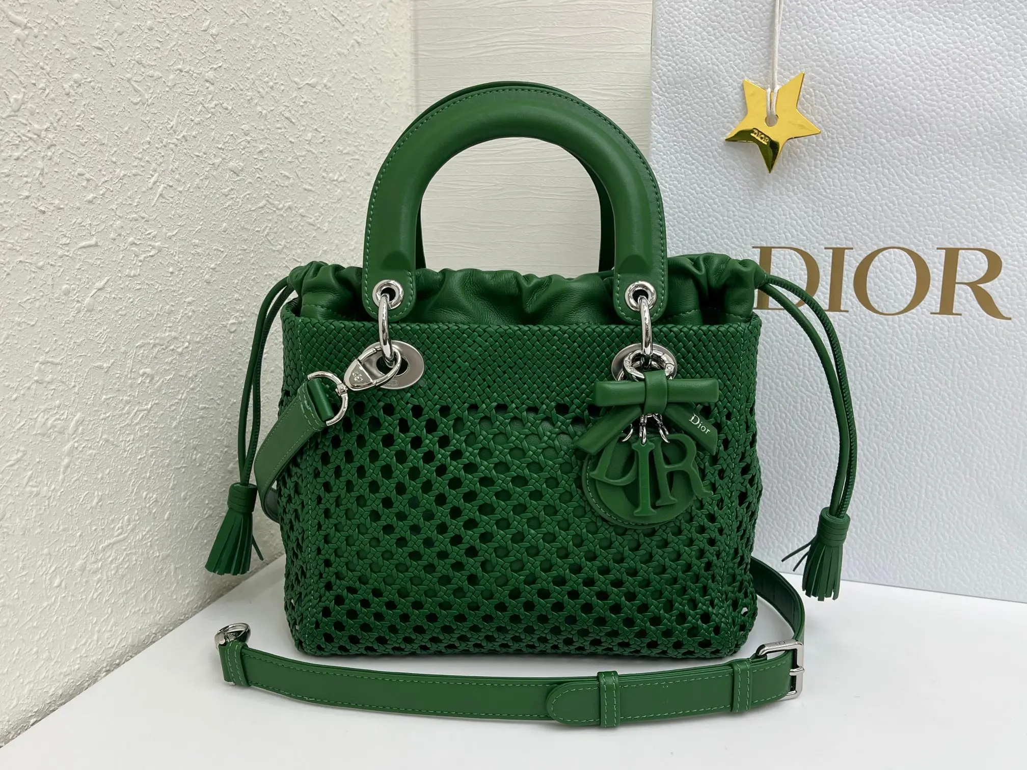 原单迪奥女包|高仿迪奥女包|精仿迪奥女包|一比一迪奥女包LADY DIOR 重工艺编织  绿色 手袋作为一款经典单品 不断地被重新诠释 彰显迪奥风格 承载着非凡的传承 高雅的设计 镂空编织风格更添格调 突显迪奥经久不衰的经典标识与迪奥工坊的精湛工艺 中号款式 搭配可拆卸的皮革细肩带 可手提或斜挎 主体 羊皮革里料 羊皮革可调节 可拆卸的细肩带型号 0565尺寸 24x21x12cm