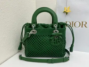 LADY DIOR 重工艺编织  绿色 手袋作为一款经典单品 不断地被重新诠释 彰显迪奥风格 承载着非凡的传承 高雅的设计 镂空编织风格更添格调 突显迪奥经久不衰的经典标识与迪奥工坊的精湛工艺 中号款式 搭配可拆卸的皮革细肩带 可手提或斜挎 主体 羊皮革里料 羊皮革可调节 可拆卸的细肩带型号 0565尺寸 24x21x12cm