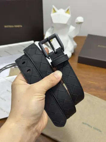 BOTTEGA VENETA 2.5cm 纯黑色小牛皮皮革手工编织 手工编织新款牛皮经典之作 每个细节都体现出至高的品味和格调 整体造型增添优雅韵味 低调奢华的典范 优雅迷人气息且精致的手工艺制作 
