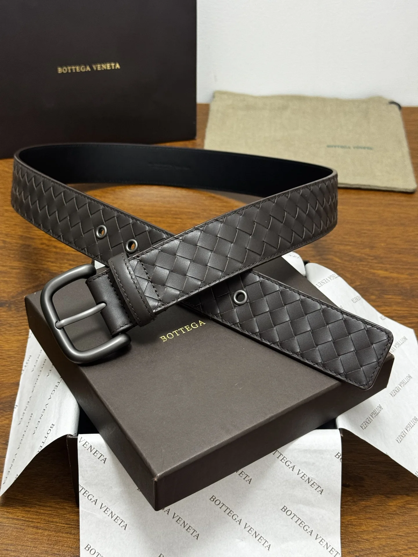 BOTTEGA VENETA 4.0cm 咖啡小牛皮皮革手工编织 手工编织新款牛皮经典之作 每个细节都体现出至高的品味和格调 整体造型增添优雅韵味 低调奢华的典范 优雅迷人气息且精致的手工艺制作