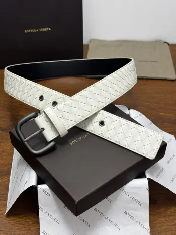 BOTTEGA VENETA 4.0cm 米白小牛皮皮革手工编织 手工编织新款牛皮经典之作 每个细节都体现出至高的品味和格调 整体造型增添优雅韵味 低调奢华的典范 优雅迷人气息且精致的手工艺制作 