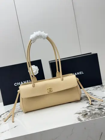  进口原厂皮    CHANEL顶级货 春夏新品26S法棍包 荔枝纹牛皮+金色双C锁扣 低调又高级 容量刚好 手机 卡包 化妆品都能装下 通勤日常都OK 两侧流苏设计超灵动 打破传统沉闷 法式慵懒风拿捏住啦 荔枝纹牛皮耐磨耐看 百搭不挑衣服 实用又时髦型号 AS6288尺寸 长31X高15X宽11.5cm 