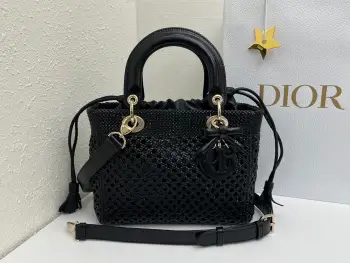 LADY DIOR 重工艺编织  黑色 手袋作为一款经典单品 不断地被重新诠释 彰显迪奥风格 承载着非凡的传承 高雅的设计 镂空编织风格更添格调 突显迪奥经久不衰的经典标识与迪奥工坊的精湛工艺 中号款式 搭配可拆卸的皮革细肩带 可手提或斜挎 主体 羊皮革里料 羊皮革可调节 可拆卸的细肩带型号 0565尺寸 24x21x12cm