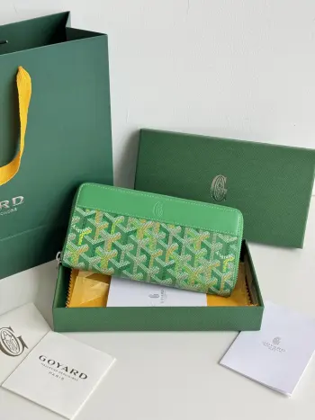 新增彩色 GOYARD 长款大号包含有8个卡槽 中央拉链袋口和两个大储物格 可放卡片 纸钞 硬币和其他日常证件 棉麻帆布 光面小牛皮山羊皮里衬尺寸 20*11*2.3cm 编号 3368