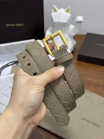 BOTTEGA VENETA 2.5cm 燕麦色小牛皮皮革手工编织 手工编织新款牛皮经典之作 每个细节都体现出至高的品味和格调 整体造型增添优雅韵味 低调奢华的典范 优雅迷人气息且精致的手工艺制作 