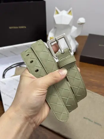 BOTTEGA VENETA 2.5cm 青柠绿小牛皮皮革手工编织 手工编织新款牛皮经典之作 每个细节都体现出至高的品味和格调 整体造型增添优雅韵味 低调奢华的典范 优雅迷人气息且精致的手工艺制作 