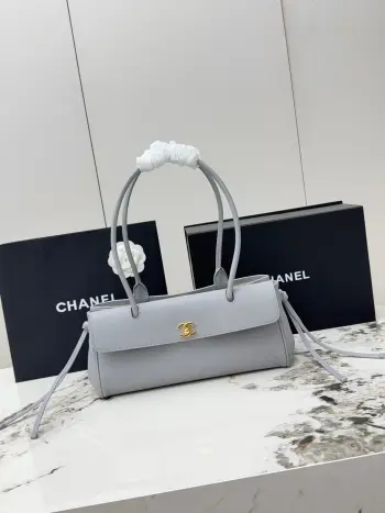  进口原厂皮    CHANEL顶级货 春夏新品26S法棍包 荔枝纹牛皮+金色双C锁扣 低调又高级 容量刚好 手机 卡包 化妆品都能装下 通勤日常都OK 两侧流苏设计超灵动 打破传统沉闷 法式慵懒风拿捏住啦 荔枝纹牛皮耐磨耐看 百搭不挑衣服 实用又时髦型号 AS6288尺寸 长31X高15X宽11.5cm 
