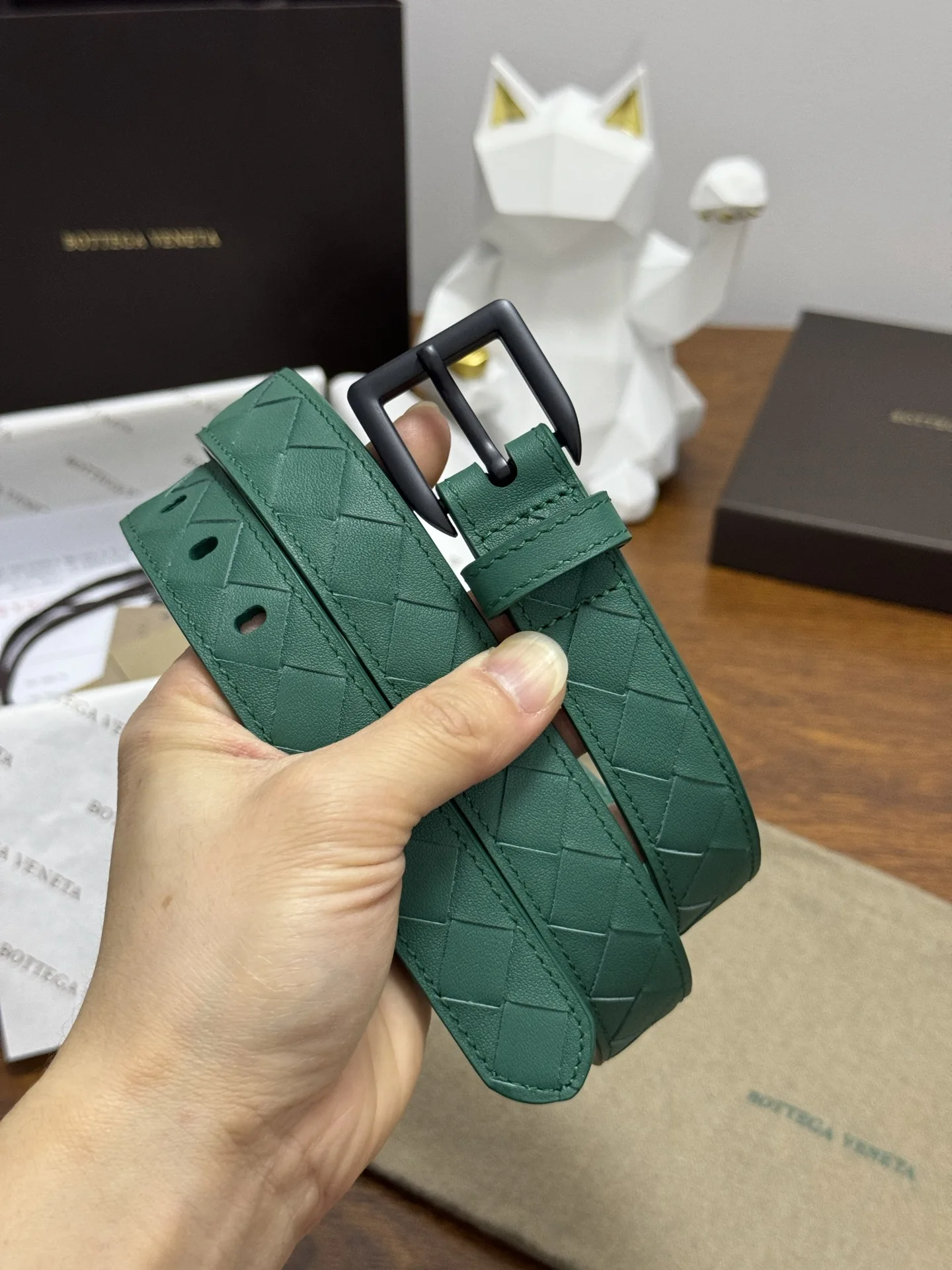 原单BV皮带|高仿BV皮带|精仿BV皮带|一比一BV皮带BOTTEGA VENETA 2.5cm 祖母绿小牛皮皮革手工编织 手工编织新款牛皮经典之作 每个细节都体现出至高的品味和格调 整体造型增添优雅韵味 低调奢华的典范 优雅迷人气息且精致的手工艺制作 