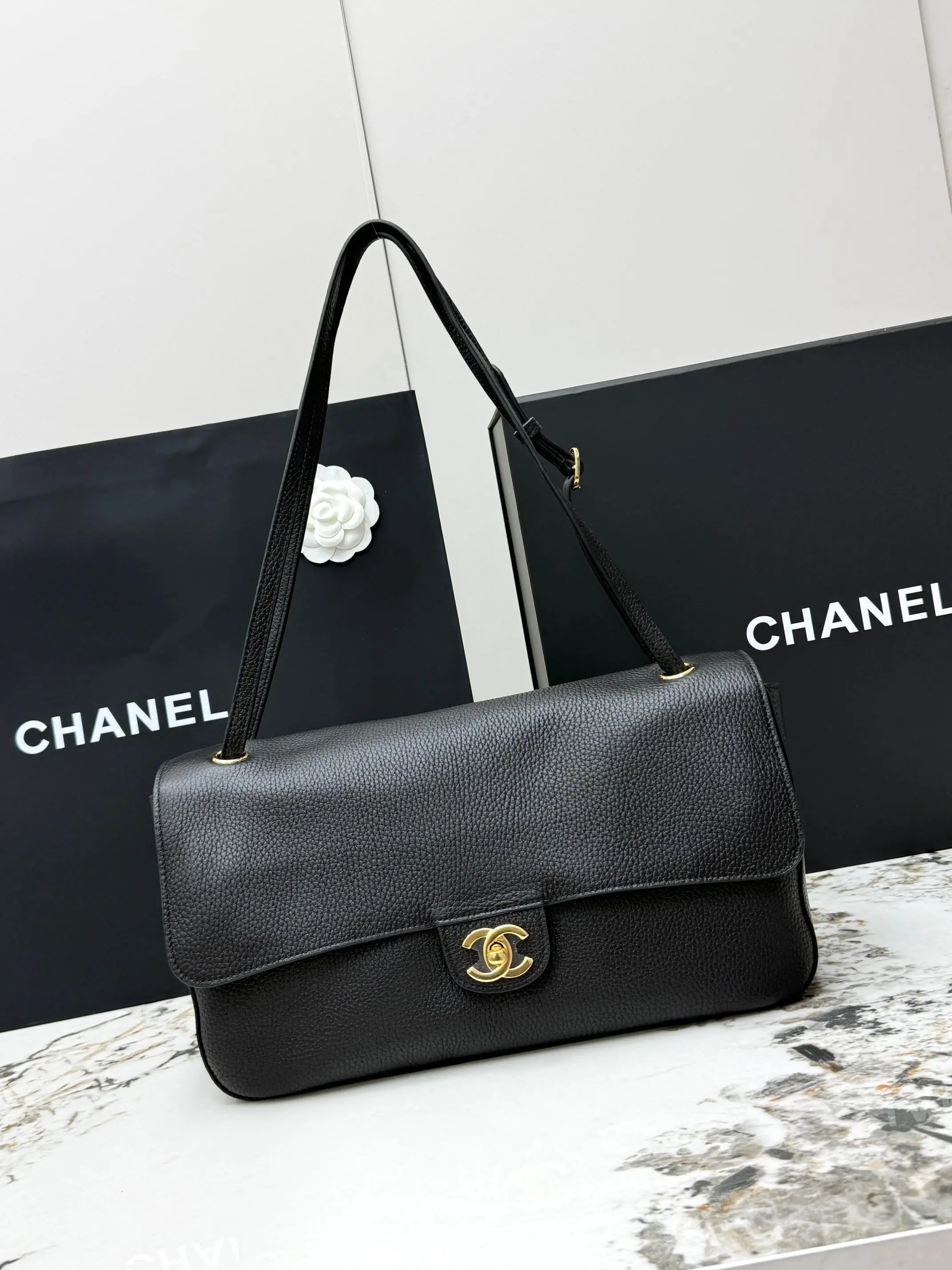进口原厂皮 CHANEL 小号金扣 顶级货26S Maxi机场包 CF 经典中古风 属于近年大火的复古回潮款式 采用进口荔枝纹牛皮 里外全皮 复古亮金色经典双C扣 低调贵气 皮质颗粒饱满 肌理感强 耐刮耐磨 不动声色间 便将品牌底蕴与精致格调悄然展露 把小香骨子里的优雅风骨诠释得淋漓尽致 真正的高级 从来都无需刻意张扬 型号 AS6231 尺寸:长32X高19.5 X宽10cm