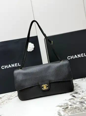  进口原厂皮   CHANEL 小号金扣 顶级货26S Maxi机场包 CF 经典中古风 属于近年大火的复古回潮款式 采用进口荔枝纹牛皮 里外全皮 复古亮金色经典双C扣 低调贵气 皮质颗粒饱满 肌理感强 耐刮耐磨 不动声色间 便将品牌底蕴与精致格调悄然展露 把小香骨子里的优雅风骨诠释得淋漓尽致 真正的高级 从来都无需刻意张扬 型号 AS6231 尺寸:长32X高19.5 X宽10cm 