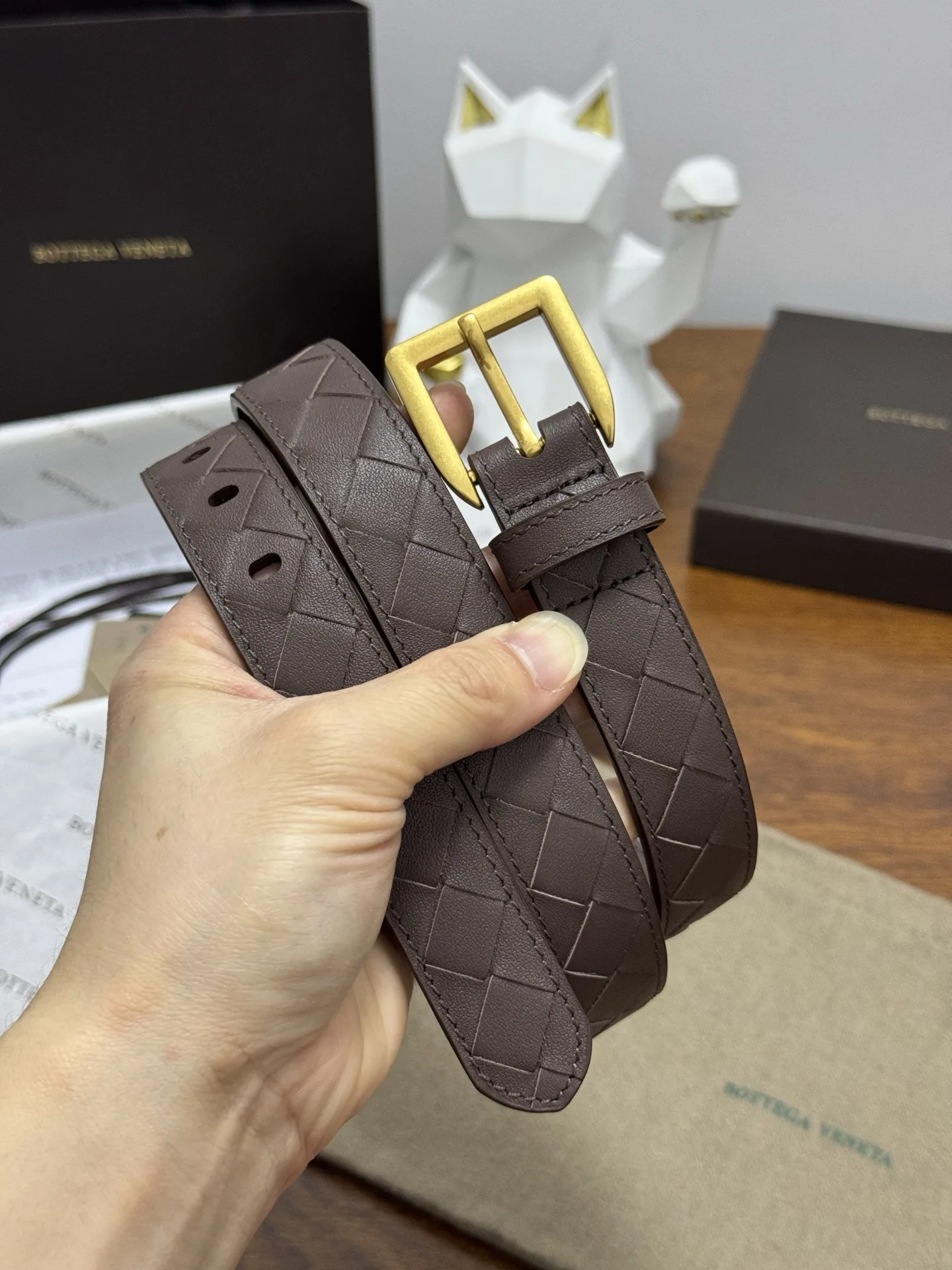 原单BV皮带|高仿BV皮带|精仿BV皮带|一比一BV皮带BOTTEGA VENETA 2.5cm 咖啡色小牛皮皮革手工编织 手工编织新款牛皮经典之作 每个细节都体现出至高的品味和格调 整体造型增添优雅韵味 低调奢华的典范 优雅迷人气息且精致的手工艺制作 