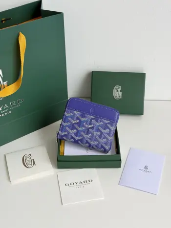 新增彩色-MATIGNON MINI零包采用全拉链开合设计 其中部隔层可存币 而其内部贴袋可插入卡片或小证件 精致小巧实用性还特别好 钞票对折轻松p一格零一格钞票还自带6个卡片夹层顺滑的拉链设计帮你把财富锁紧size 11.5*9.5 cm 编号 3305
