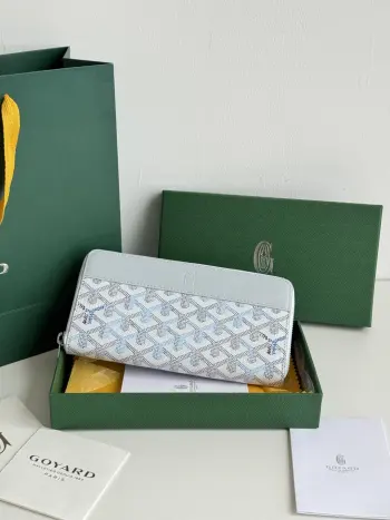 新增彩色 GOYARD 长款大号包含有8个卡槽 中央拉链袋口和两个大储物格 可放卡片 纸钞 硬币和其他日常证件 棉麻帆布 光面小牛皮山羊皮里衬尺寸 20*11*2.3cm 编号 3368