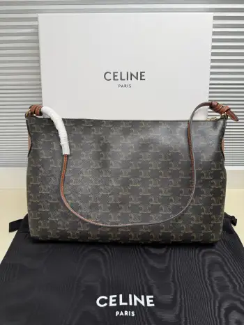 新品上线 Celine DUO百变包型 作为一款必备的日常包款Duo Zied bag兼具简约外观与宽敞容量呈现随性又精致的风格 无论何种场合都能兼顾实用功能与优雅两个主拉链隔层整面Triome印花标志金色 CE ris 标志低调印于手袋一侧 精致而内敛款号 L105T3颜色 蜂蜜色尺寸 36.5×24×10cm 配原版包装 