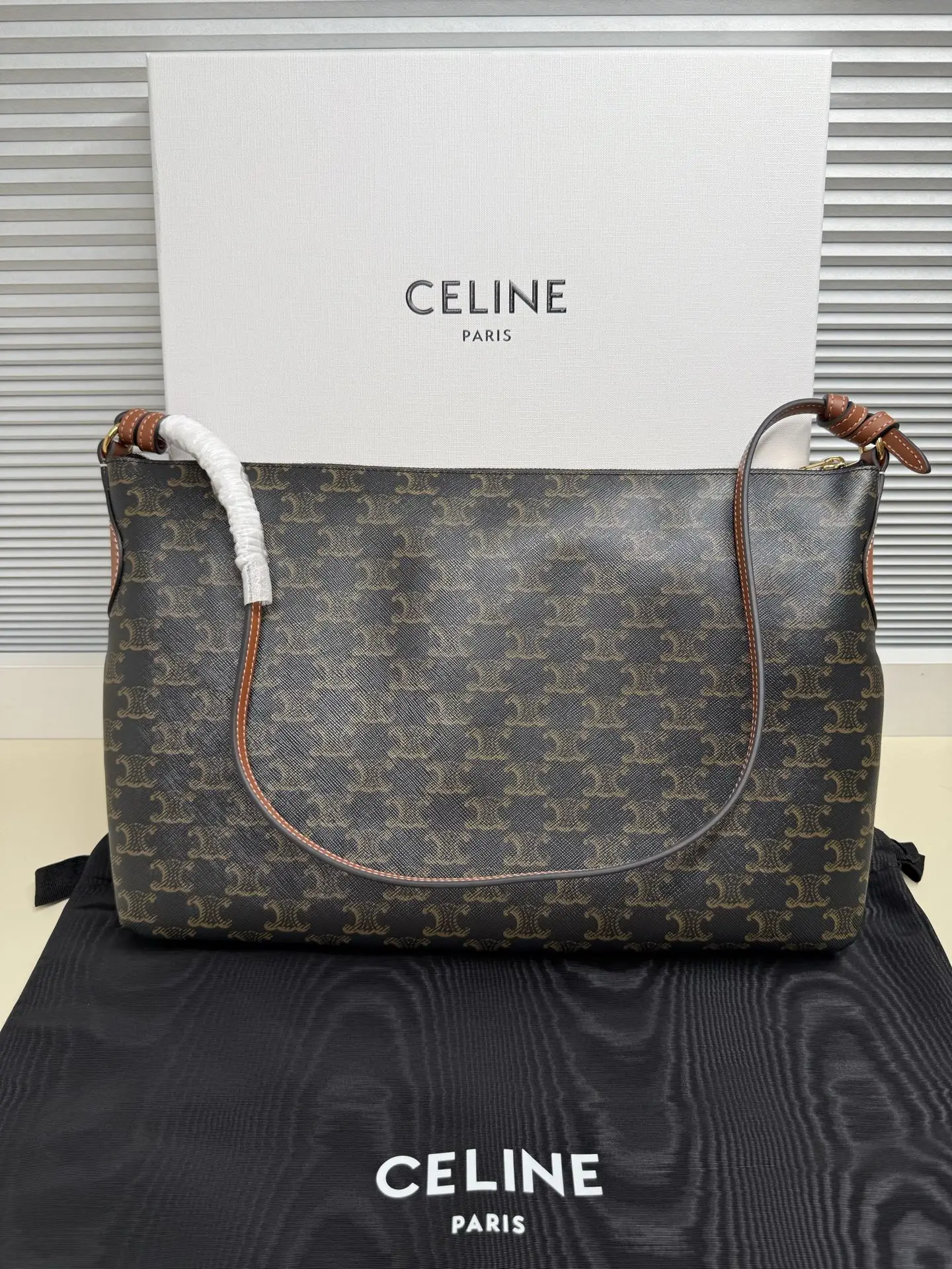 新品上线 Celine DUO百变包型 作为一款必备的日常包款Duo Zied bag兼具简约外观与宽敞容量呈现随性又精致的风格 无论何种场合都能兼顾实用功能与优雅两个主拉链隔层整面Triome印花标志金色 CE ris 标志低调印于手袋一侧 精致而内敛款号 L105T3颜色 蜂蜜色尺寸 36.5×24×10cm 配原版包装