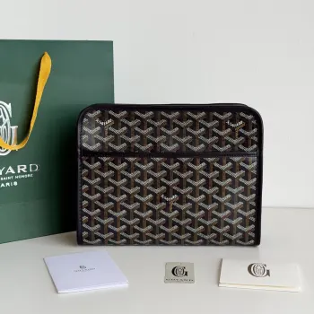 新增颜色 戈雅手包Goyard Jouvence 洗漱包 Goyard Jouvence 洗漱包系列一直是Goyard生活和旅行艺术的经典之作 牛皮手工制作 搭配黄色里布 内外均有一个隔层设计简约轻盈 牢固耐用 内衬干净整洁 外观优雅时尚 是旅途中不可或缺的功能性产品 大号洗漱包是收纳大容量的完美之选小号洗漱包外出随身携带 容纳急速补妆的单品 亦可作为小包和手拿包使用 是Goyard 实用性和都市风格的代表之作 size  25x18×7cm编号 