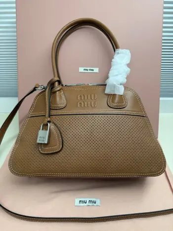 5BB199 新品爆款Vivant保龄球包 采用做旧植柔羊皮 皮质复古高级 自带洒脱不羁的松驰感 精致轮廓 利落线条细节完美体现 饰以压花字母徽标 增添标志性元素 复古做旧五金配件 亚麻混纺衬里 配拉链口袋和贴袋 长肩带使用解放双手更便利 手腕适合用作手提或单肩 出街约会 轻通勤 精致党首选尺寸 32X19.5X11CM