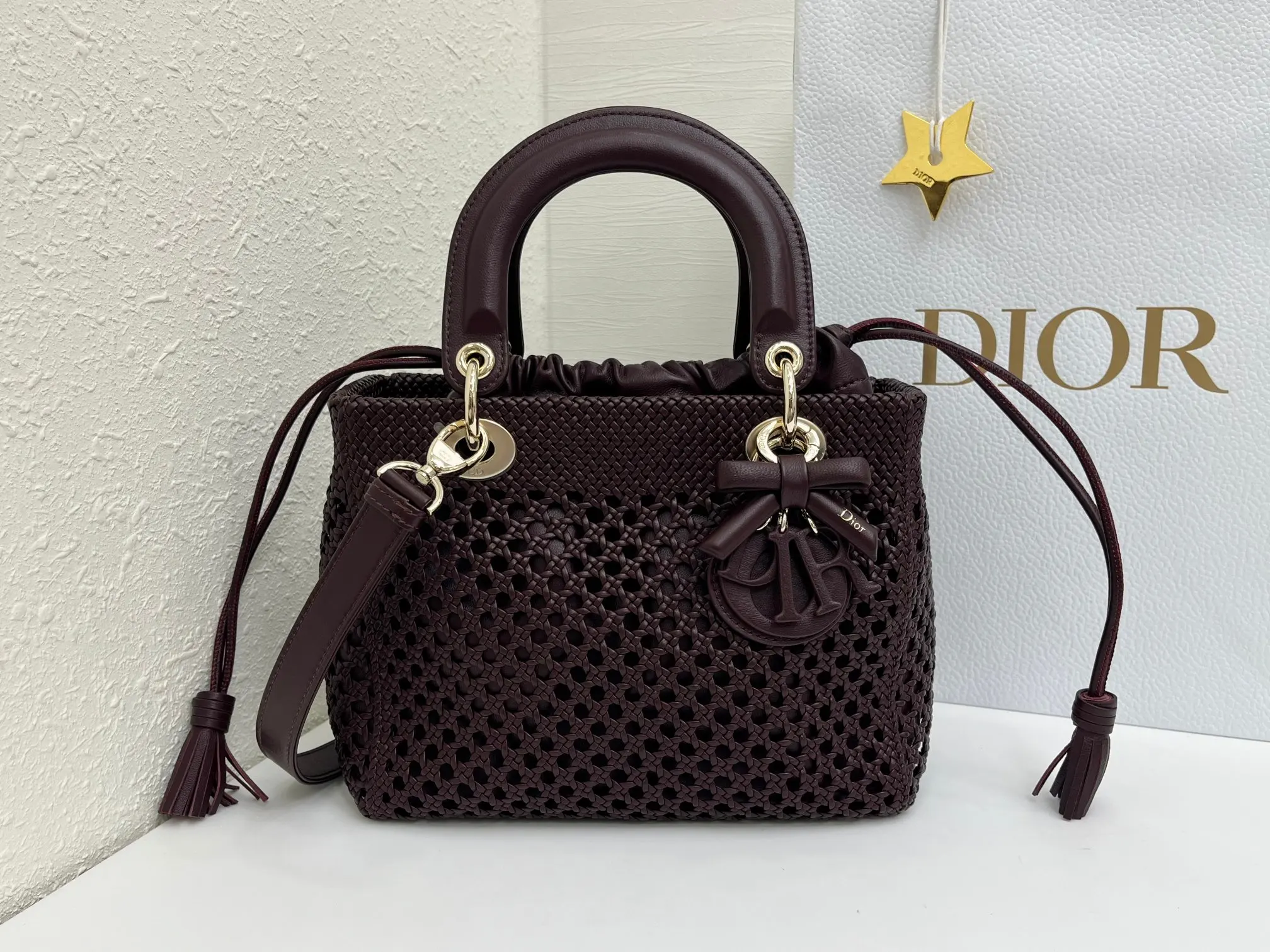 原单迪奥女包|高仿迪奥女包|精仿迪奥女包|一比一迪奥女包LADY DIOR 重工艺编织  酒红 手袋作为一款经典单品 不断地被重新诠释 彰显迪奥风格 承载着非凡的传承 高雅的设计 镂空编织风格更添格调 突显迪奥经久不衰的经典标识与迪奥工坊的精湛工艺 中号款式 搭配可拆卸的皮革细肩带 可手提或斜挎 主体 羊皮革里料 羊皮革可调节 可拆卸的细肩带型号 0565尺寸 24x21x12cm