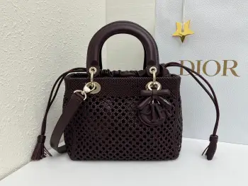 LADY DIOR 重工艺编织  酒红 手袋作为一款经典单品 不断地被重新诠释 彰显迪奥风格 承载着非凡的传承 高雅的设计 镂空编织风格更添格调 突显迪奥经久不衰的经典标识与迪奥工坊的精湛工艺 中号款式 搭配可拆卸的皮革细肩带 可手提或斜挎 主体 羊皮革里料 羊皮革可调节 可拆卸的细肩带型号 0565尺寸 24x21x12cm