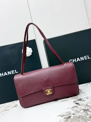  进口原厂皮   CHANEL 小号金扣 顶级货26S Maxi机场包 CF 经典中古风 属于近年大火的复古回潮款式 采用进口荔枝纹牛皮 里外全皮 复古亮金色经典双C扣 低调贵气 皮质颗粒饱满 肌理感强 耐刮耐磨 不动声色间 便将品牌底蕴与精致格调悄然展露 把小香骨子里的优雅风骨诠释得淋漓尽致 真正的高级 从来都无需刻意张扬 型号 AS6231 尺寸:长32X高19.5 X宽10cm 