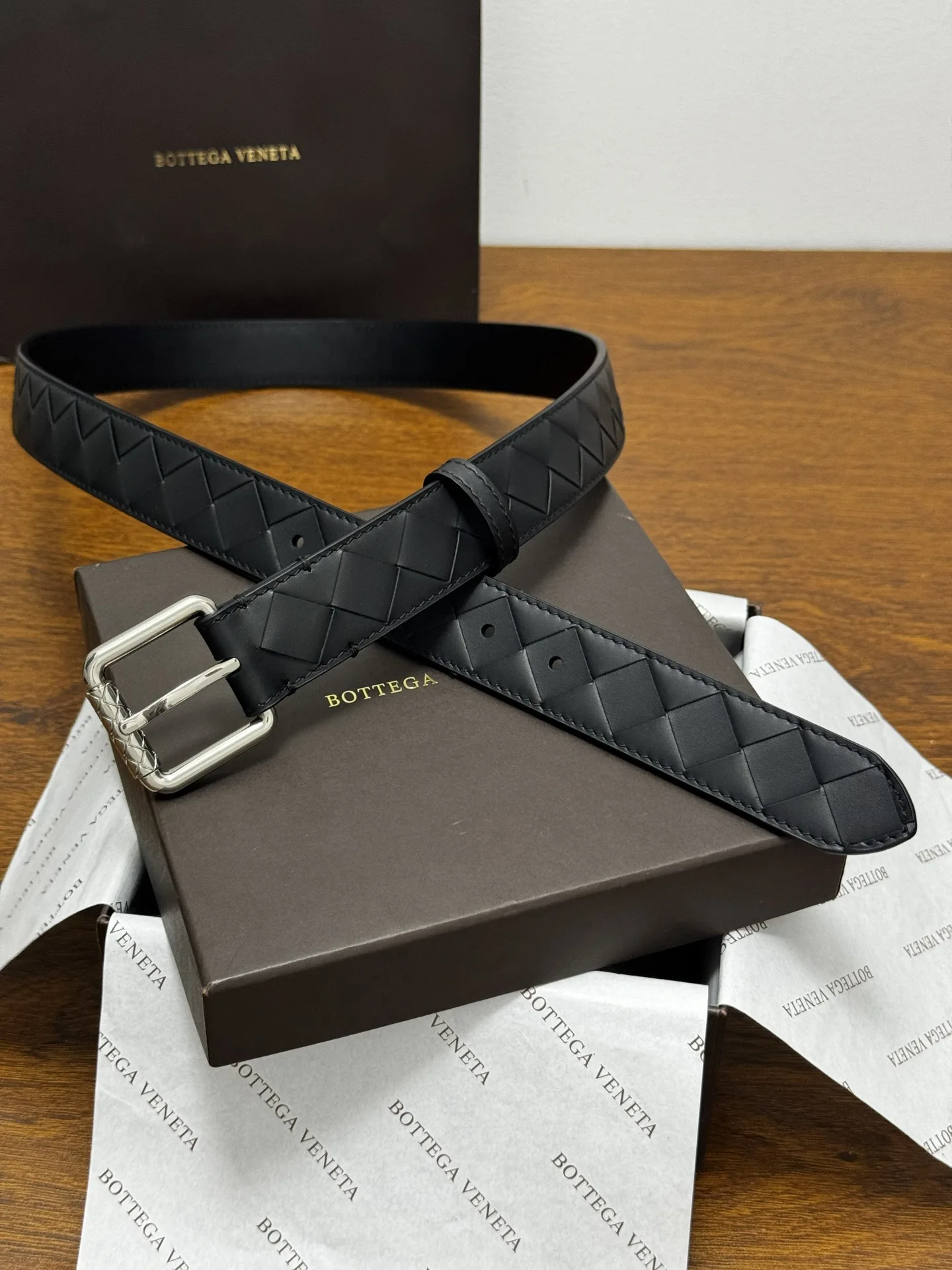 原单BV皮带|高仿BV皮带|精仿BV皮带|一比一BV皮带BOTTEGA VENETA 3.0cm 黑色Intrecciato编织牛皮革腰带 金属搭扣爪扣开合配色饰面 每个细节都体现出至高的品味和格调 整体造型增添优雅韵味 低调奢华的典范 优雅迷人气息且精致的手工艺制作 