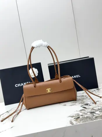  进口原厂皮    CHANEL顶级货 春夏新品26S法棍包 荔枝纹牛皮+金色双C锁扣 低调又高级 容量刚好 手机 卡包 化妆品都能装下 通勤日常都OK 两侧流苏设计超灵动 打破传统沉闷 法式慵懒风拿捏住啦 荔枝纹牛皮耐磨耐看 百搭不挑衣服 实用又时髦型号 AS6288尺寸 长31X高15X宽11.5cm 