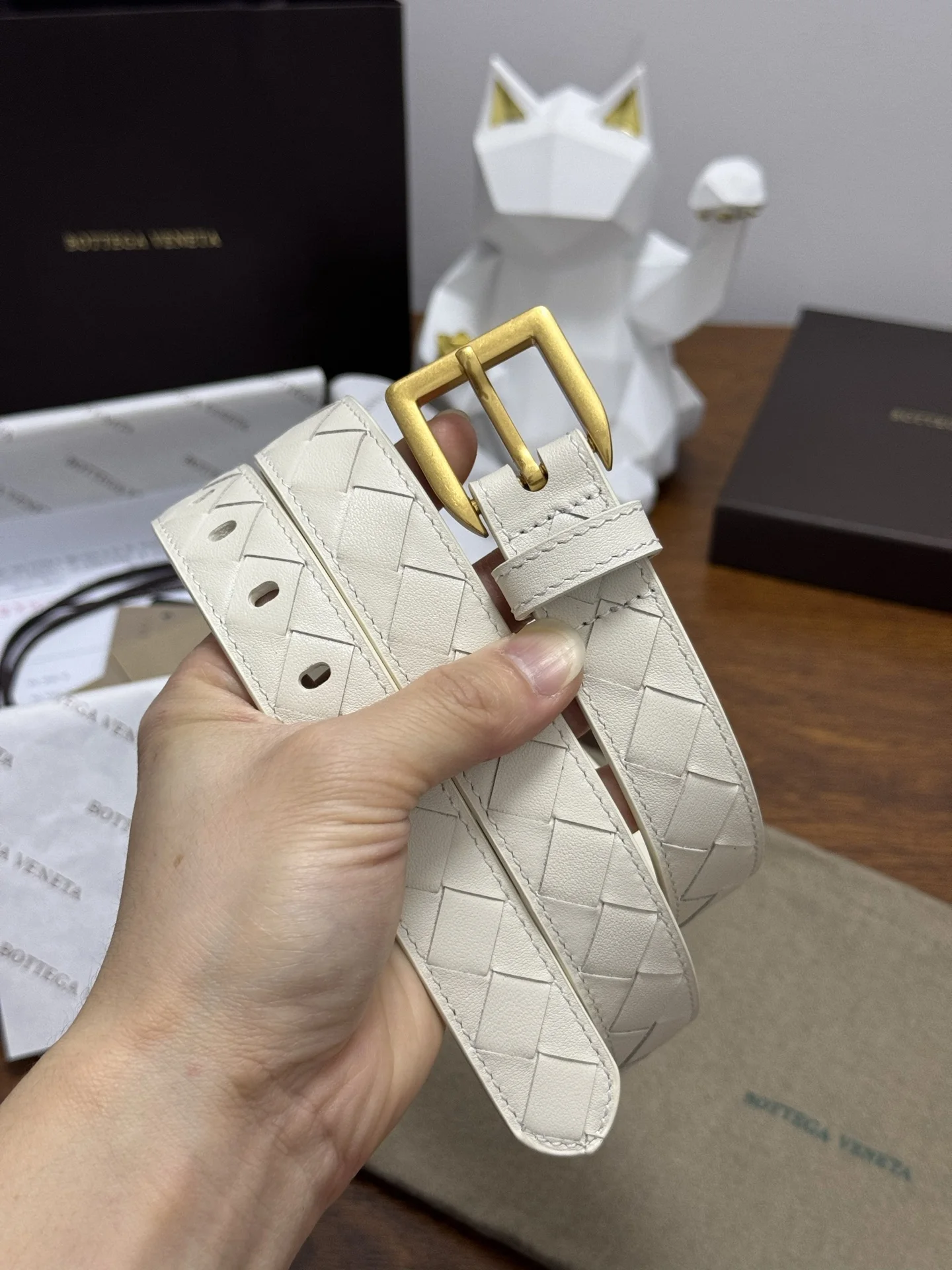 原单BV皮带|高仿BV皮带|精仿BV皮带|一比一BV皮带BOTTEGA VENETA 2.5cm 奶白色小牛皮皮革手工编织 手工编织新款牛皮经典之作 每个细节都体现出至高的品味和格调 整体造型增添优雅韵味 低调奢华的典范 优雅迷人气息且精致的手工艺制作 