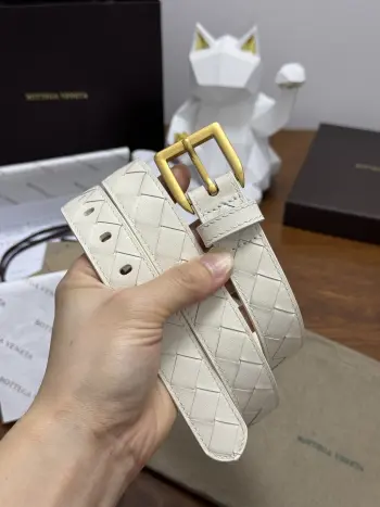 BOTTEGA VENETA 2.5cm 奶白色小牛皮皮革手工编织 手工编织新款牛皮经典之作 每个细节都体现出至高的品味和格调 整体造型增添优雅韵味 低调奢华的典范 优雅迷人气息且精致的手工艺制作 