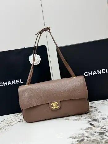  进口原厂皮   CHANEL 小号金扣 顶级货26S Maxi机场包 CF 经典中古风 属于近年大火的复古回潮款式 采用进口荔枝纹牛皮 里外全皮 复古亮金色经典双C扣 低调贵气 皮质颗粒饱满 肌理感强 耐刮耐磨 不动声色间 便将品牌底蕴与精致格调悄然展露 把小香骨子里的优雅风骨诠释得淋漓尽致 真正的高级 从来都无需刻意张扬 型号 AS6231 尺寸:长32X高19.5 X宽10cm 