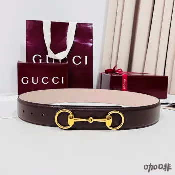 Gucci 新款 Primavera系列通过融合创新与务实的愿景 确立了廓形 质地与材质的新语汇 男士腰带焕新演绎马衔扣素 诠释品牌标志性的马术主题 以当代视角焕新演绎 轻松在正式和休闲穿着之间转换 4.0cm