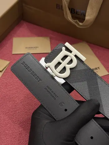  Burberry 博柏利格纹/牛皮 品质毋庸置疑 没有更好 只有最好 宽度4.0cm 内置NFC正品芯片感应验证