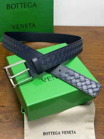 BOTTEGA VENETA 3.5cm 蓝色Intrecciato Piccolo编织牛皮革腰带 手工编织新款牛皮经典之作 金属搭扣爪扣开合 每个细节都体现出至高的品味和格调 整体造型增添优雅韵味 低调奢华的典范 优雅迷人气息且精致的手工艺制作 
