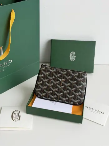 G0YARD 戈雅 成立于1853年 已超过160年的历史 面料以麻 棉及大麻纤维混合织成后再涂上光面的树胶醛醣 防水 结实 耐用 备受明星 王室 贵族的热捧 真空电镀五金拉牌 内唛皮牌车线外圈压㾗采用进口机器才能做出来的效果 更新最新做法mini 小手包 零包 尺寸 15x10x2cm编号 3309
