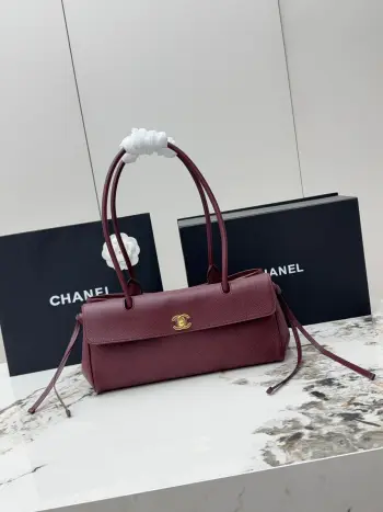 进口原厂皮    CHANEL顶级货 春夏新品26S法棍包 荔枝纹牛皮+金色双C锁扣 低调又高级 容量刚好 手机 卡包 化妆品都能装下 通勤日常都OK 两侧流苏设计超灵动 打破传统沉闷 法式慵懒风拿捏住啦 荔枝纹牛皮耐磨耐看 百搭不挑衣服 实用又时髦型号 AS6288尺寸 长31X高15X宽11.5cm 
