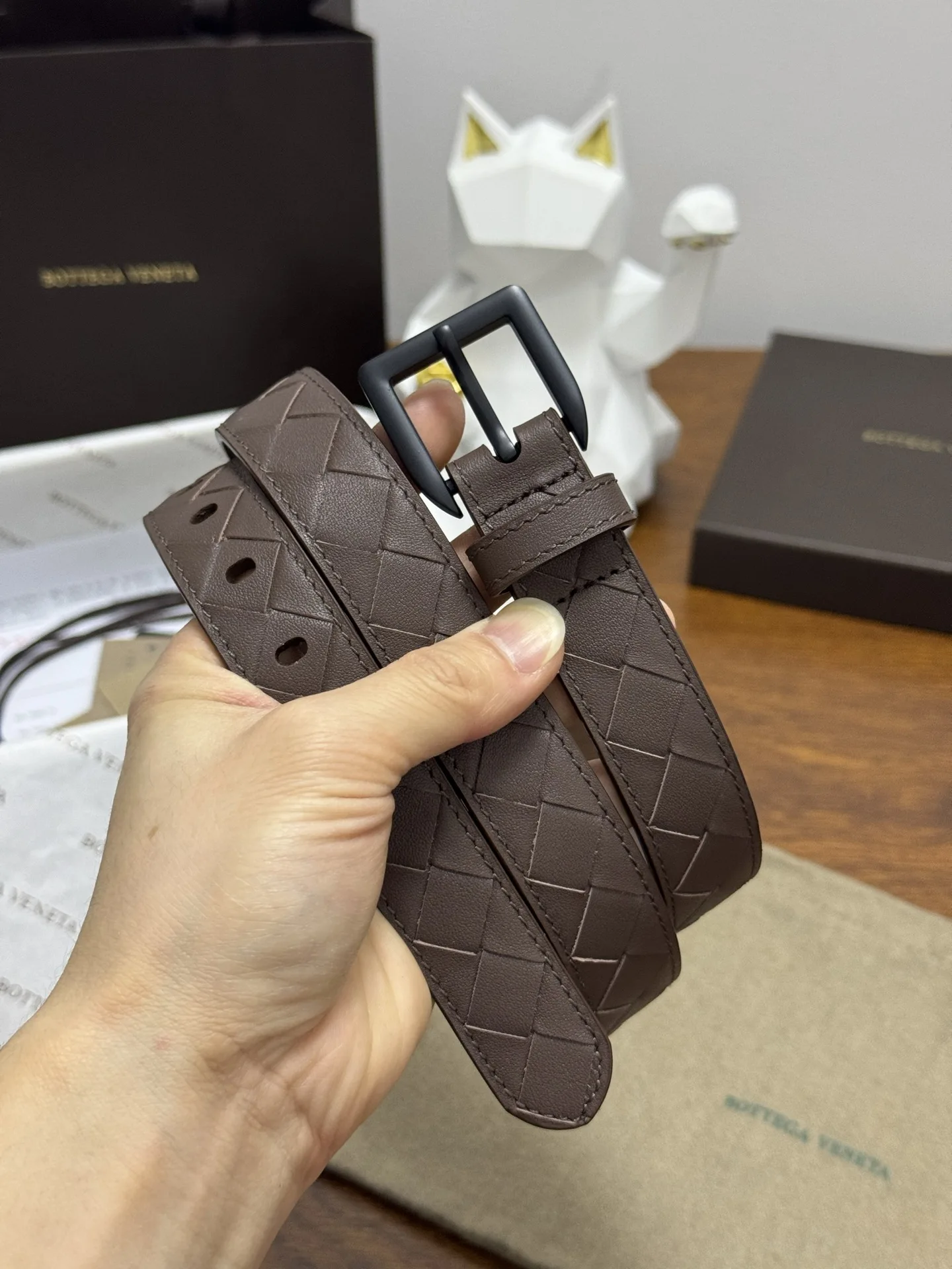原单BV皮带|高仿BV皮带|精仿BV皮带|一比一BV皮带BOTTEGA VENETA 2.5cm 咖啡色小牛皮皮革手工编织 手工编织新款牛皮经典之作 每个细节都体现出至高的品味和格调 整体造型增添优雅韵味 低调奢华的典范 优雅迷人气息且精致的手工艺制作 