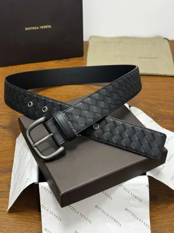 BOTTEGA VENETA 4.0cm 黑色小牛皮皮革手工编织 手工编织新款牛皮经典之作 每个细节都体现出至高的品味和格调 整体造型增添优雅韵味 低调奢华的典范 优雅迷人气息且精致的手工艺制作 