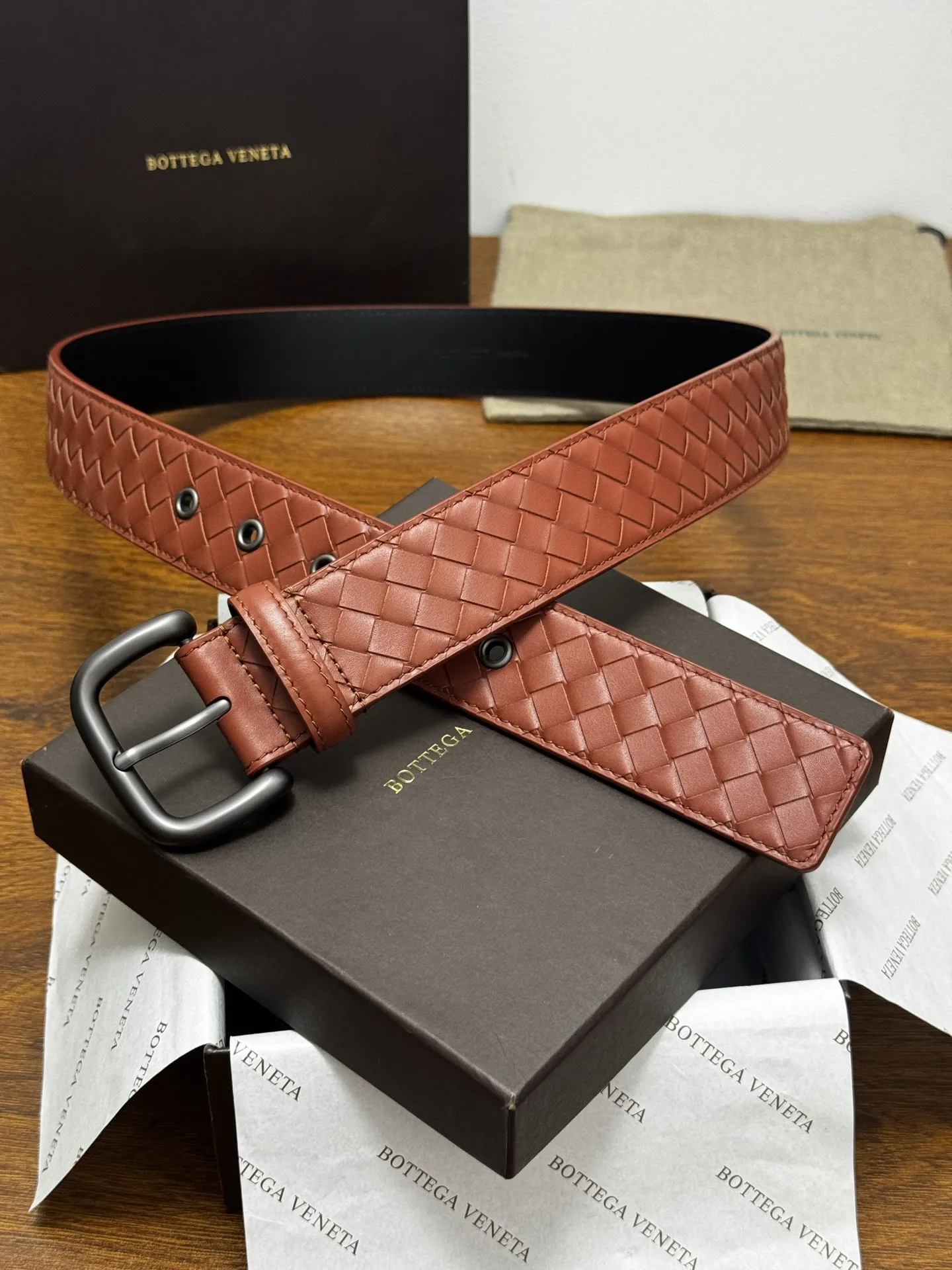 原单BV皮带|高仿BV皮带|精仿BV皮带|一比一BV皮带BOTTEGA VENETA 4.0cm 红棕小牛皮皮革手工编织 手工编织新款牛皮经典之作 每个细节都体现出至高的品味和格调 整体造型增添优雅韵味 低调奢华的典范 优雅迷人气息且精致的手工艺制作 