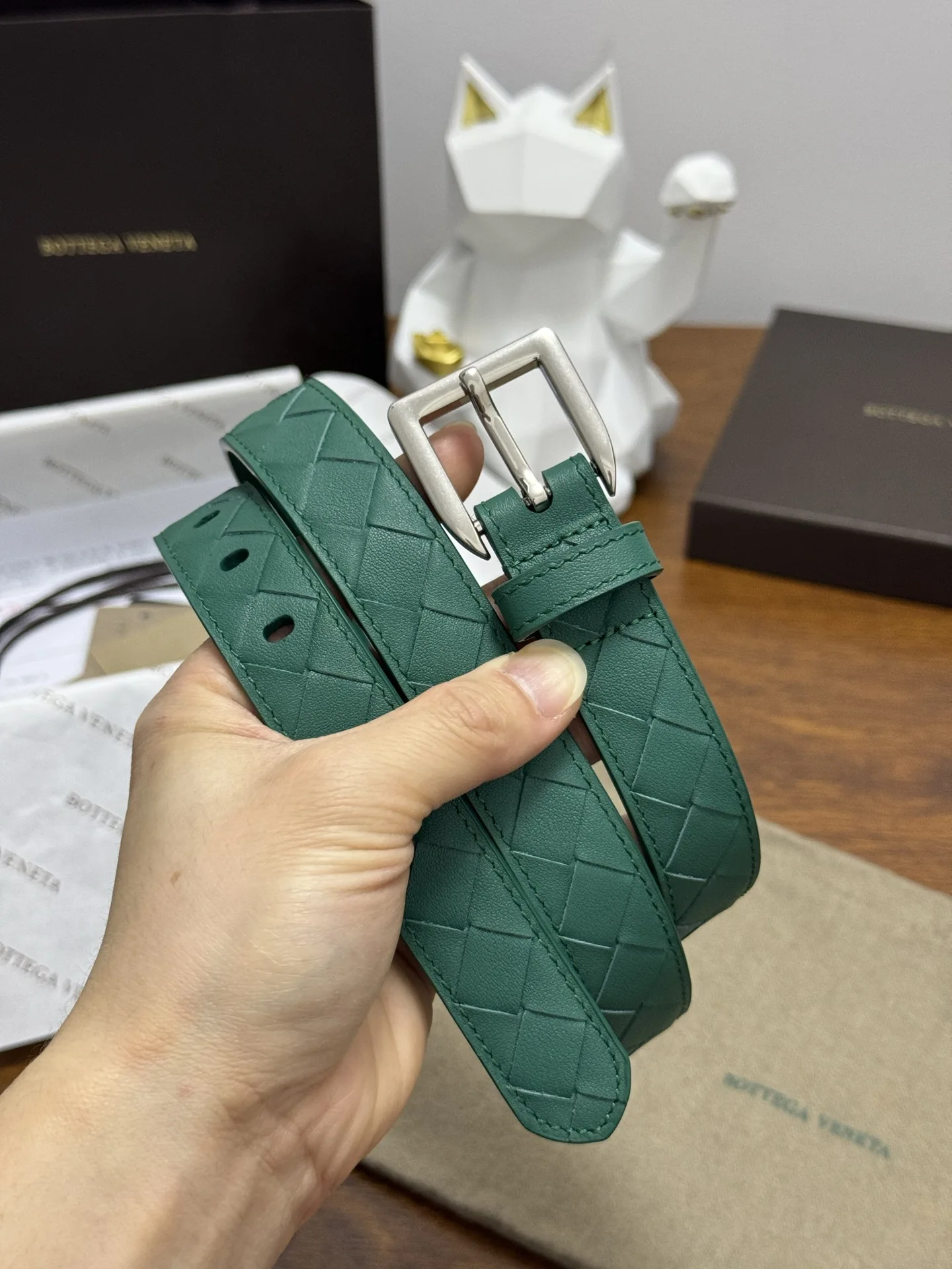 原单BV皮带|高仿BV皮带|精仿BV皮带|一比一BV皮带BOTTEGA VENETA 2.5cm 祖母绿小牛皮皮革手工编织 手工编织新款牛皮经典之作 每个细节都体现出至高的品味和格调 整体造型增添优雅韵味 低调奢华的典范 优雅迷人气息且精致的手工艺制作 