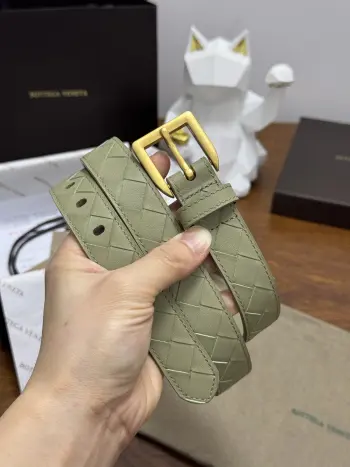 BOTTEGA VENETA 2.5cm 青柠绿小牛皮皮革手工编织 手工编织新款牛皮经典之作 每个细节都体现出至高的品味和格调 整体造型增添优雅韵味 低调奢华的典范 优雅迷人气息且精致的手工艺制作 