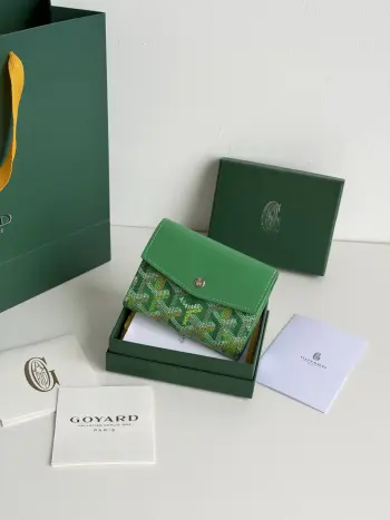 新增彩色-新品Saint-Gabriel 是由Goyardine 帆布配头层小牛皮精心制作而成的独特的信封状三折包 采用轻巧紧凑的形式 具备大型包的所有功能 6个卡槽 2个口袋和纸币夹 方便归纳存取 包身轻便小巧 可轻松随包携带 内部 山羊皮衬里尺寸 12×2.5×9.3cm编号 