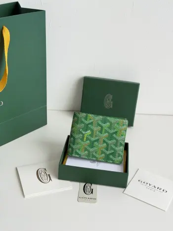 新增颜色戈雅包短款Goyard8格卡位包质感直接拉到满分里面可放8-10张卡左右 放现金 薄身不站位置 经典实用又耐看 短夹想要拿出与别人不同且拥有深度品味的感觉 非他莫属 size 11*9 cm 编号 3303