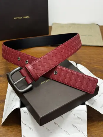 BOTTEGA VENETA 4.0cm 枣红小牛皮皮革手工编织 手工编织新款牛皮经典之作 每个细节都体现出至高的品味和格调 整体造型增添优雅韵味 低调奢华的典范 优雅迷人气息且精致的手工艺制作 