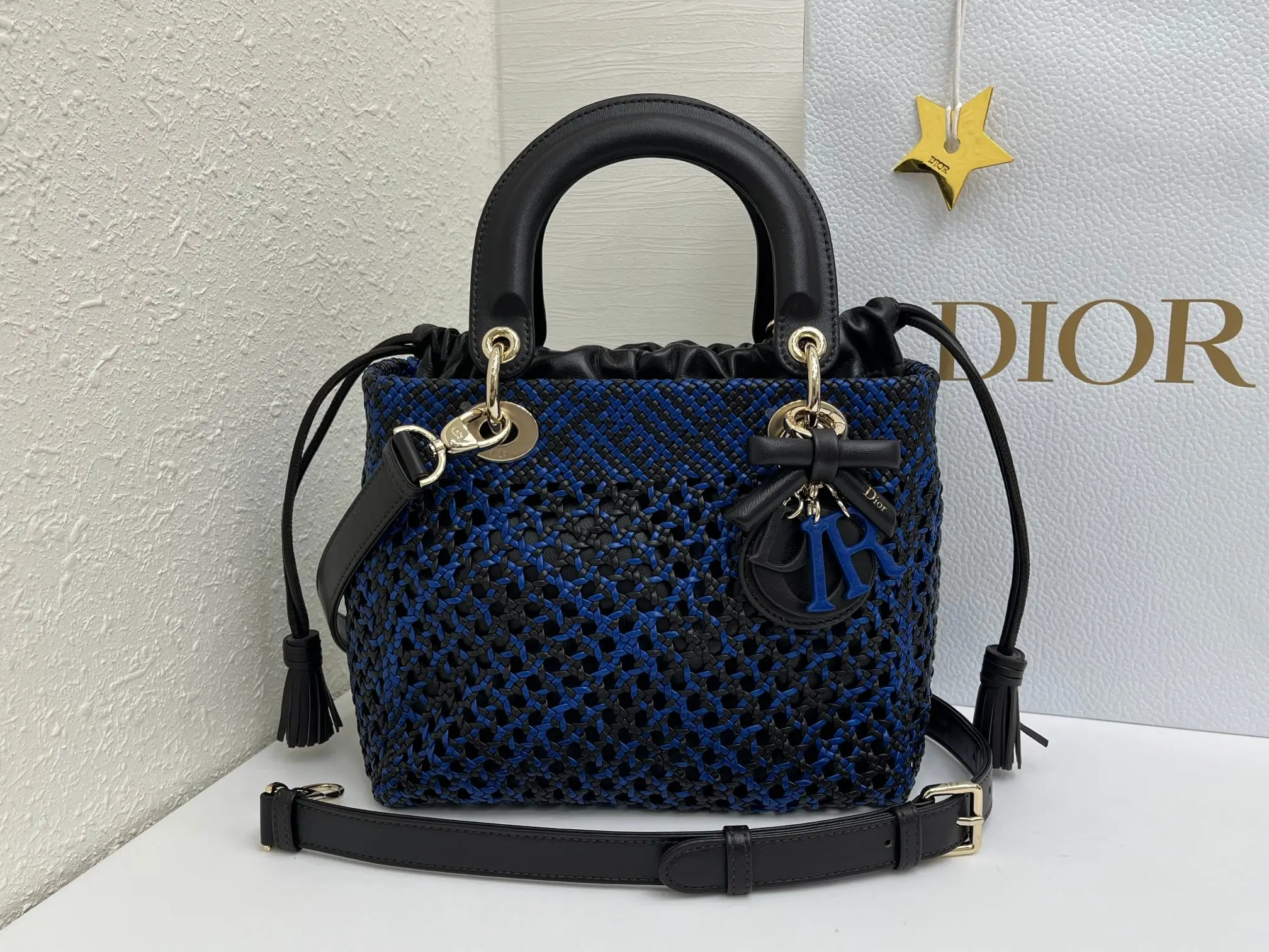 原单迪奥女包|高仿迪奥女包|精仿迪奥女包|一比一迪奥女包LADY DIOR 重工艺编织  咖拼兰 手袋作为一款经典单品 不断地被重新诠释 彰显迪奥风格 承载着非凡的传承 高雅的设计 镂空编织风格更添格调 突显迪奥经久不衰的经典标识与迪奥工坊的精湛工艺 中号款式 搭配可拆卸的皮革细肩带 可手提或斜挎 主体 羊皮革里料 羊皮革可调节 可拆卸的细肩带型号 0565尺寸 24x21x12cm