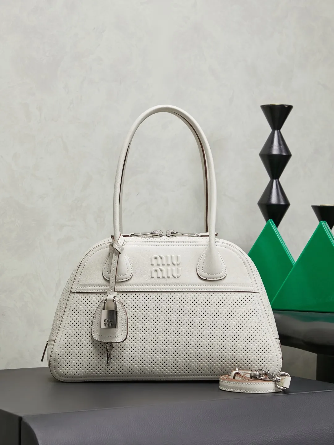 原单MIUMIU女包|高仿MIUMIU女包|精仿MIUMIU女包|一比一MIUMIU女包型号:5BB199颜色 冲孔棕色Miu新品爆款Vivant保龄球包植柔羊皮粉色 采用做植柔羊皮 皮质复古高级 自带洒脱不羁的松驰感 精致轮廓 利落线条细节完美体现 饰以压花字母徽标 增添标志性元素 复古做旧五金配件 亚麻混纺衬里 配拉链口袋和贴袋 长肩带使用解放双手更便利 手腕适合用作手提或单肩 出街约会 轻通勤 精致党首选型号:5BB199尺寸 32X19.5X11 cm