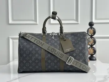 顶级原单 独家实拍 M28837黑花配绿色旅行袋 KEEPALL BANDOULIERE 45 旅行袋 本款 Keepall Bandouliere 45 旅行袋采用Monogram Eclipse 涂层帆布 与顶部手柄和侧带的皮革元素形成色彩呼应 撞色边缘 姓名牌和宽幅织物肩带再添考究细节 织物内衬和拉链内袋共筑随身上机尺寸 尺寸 45 x 27 x 20 厘米 (长度 x 高 x 宽)