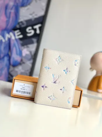   海外原单M29811独家实拍 本款护照套取材 Monogram Empreinte 皮革 以当季 Quartz 皮革的链环风格印花和渐变粉彩色调崭新演绎 翻盖口袋和卡位打造旅行良伴 尺寸 14×10×2.5cm