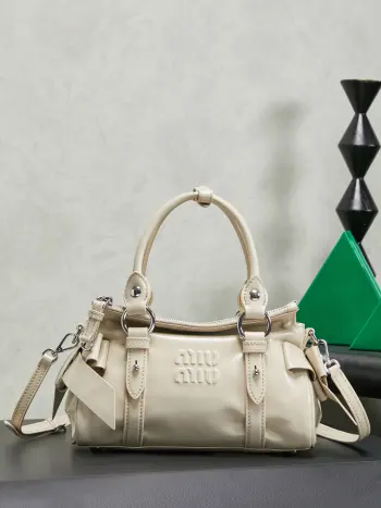 MIUMI 新品机车包手袋 小号型号5BA336 经典复刻Miu初代风格 复古油蜡皮 高级氛围感 甜酷风直接拉满 自带拉链与斜背肩带 包包拉链可以折进去适合多种风格造型 经典版型与趣味蝴蝶结结合 成就新型机车包尺寸24X 14X10.5cm