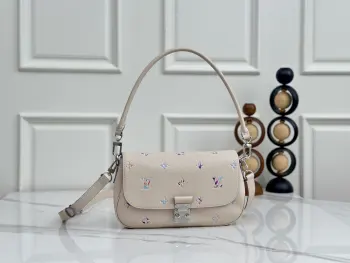 顶级原单 独家实拍 M2A332幻彩紫邮差包 本款Pochette Metis Soft小号手袋以经典之姿点亮日夜造型 牛皮革铺陈Monogram Empreinte Link标识 巧现柔和渐变效果 金属S-lo锁扣点缀其上,隔层设计妥善收纳贵重物品 尺寸 25x 15x 5CM(长度x高x宽)