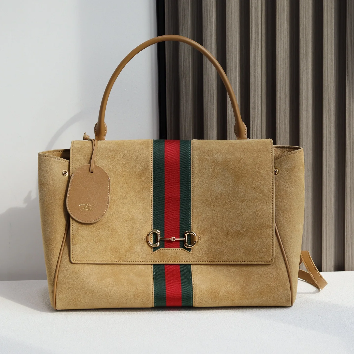Generation Gucci系列深入探索品牌的典藏元素 将不同年代的设计融合成一种美学叙事 这款款式以手提包设计向品牌标志性的Horsebit和Web致敬 采用标志性GG帆布精制而成 沙色和白色GG帆布沙色皮革滚边金色调配件沙色帆布衬里 饰菱形格纹图案Horsebit 网状结构和皮革标牌 带有 Made in Italy Gucci 标志内部 1个拉链口袋手挽垂直长度 18 - 24.5厘米可拆卸和可调节皮革肩带长度 51 - 55cm按扣磁扣开合款号 875019